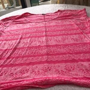 Kismet exl pink tshirt with decorative lace. Round neckline new or like new